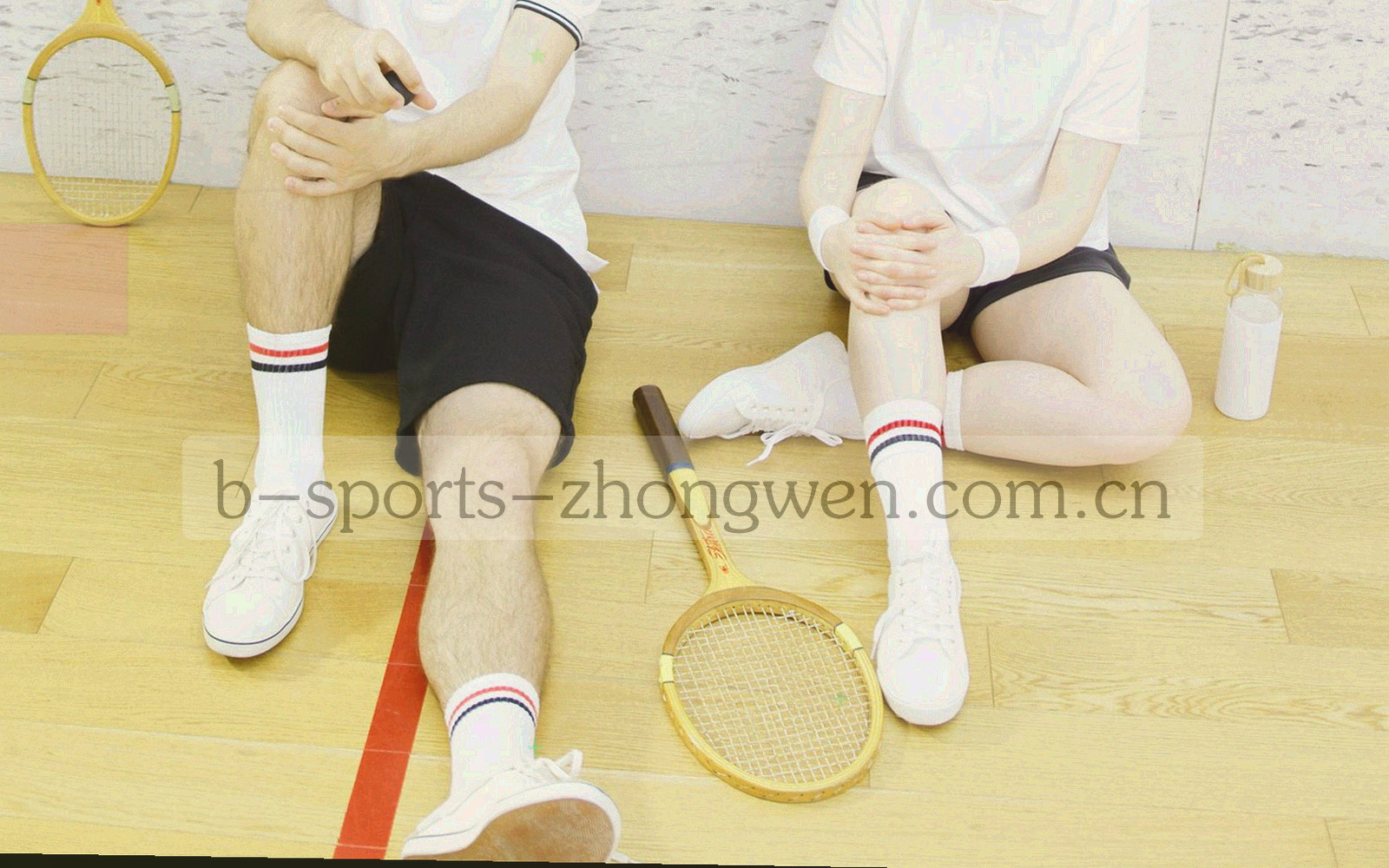 夜色中的场馆外立面低角度局部，入口灯带与看台轮廓清晰可见